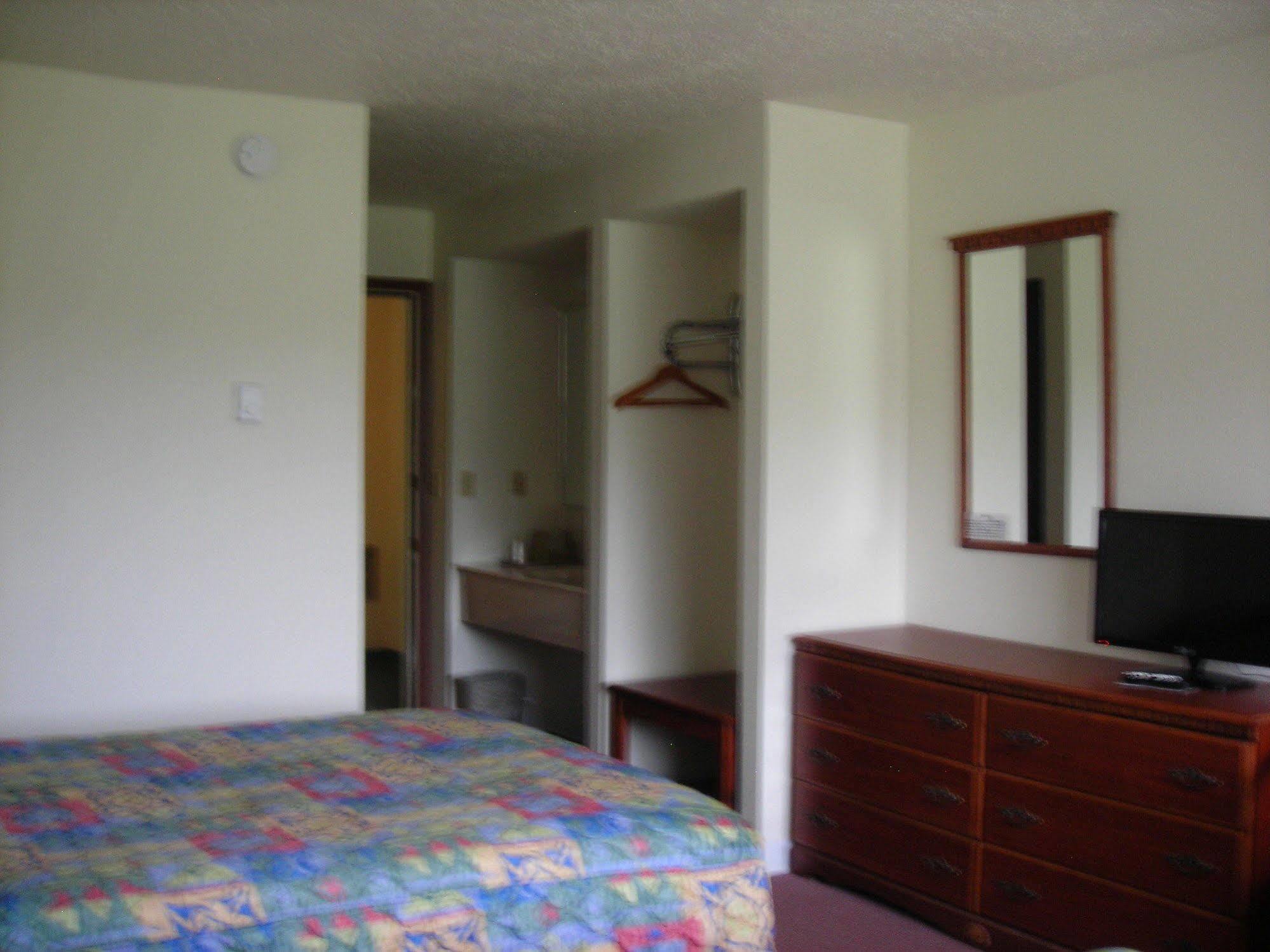 Model Towne Inn Motel Gwinn Εξωτερικό φωτογραφία